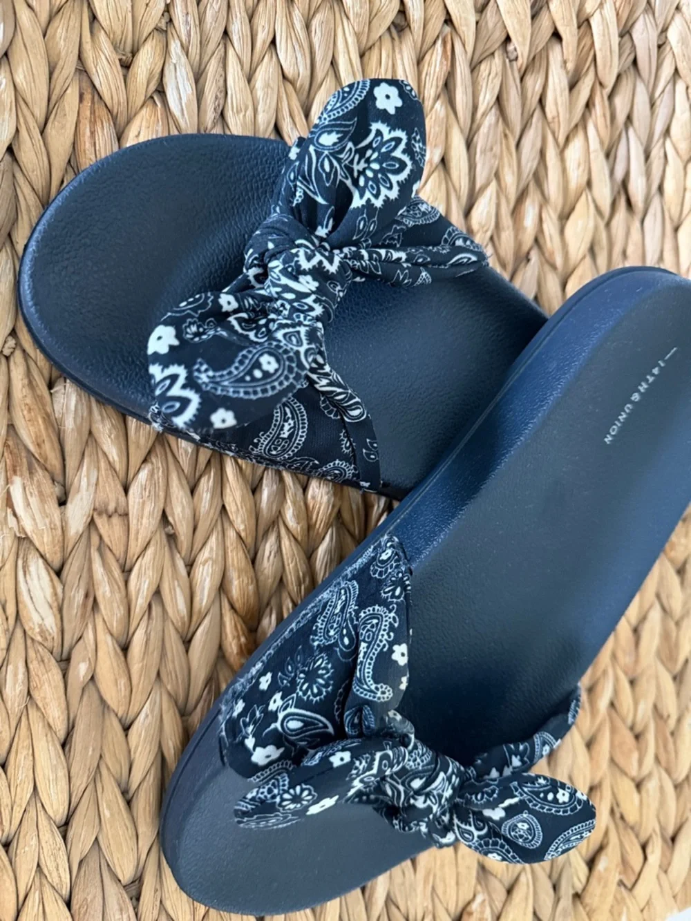 14th & Union Women’s Blue Paisley Knot Slide Sandals EUC - Picture 1 of 6